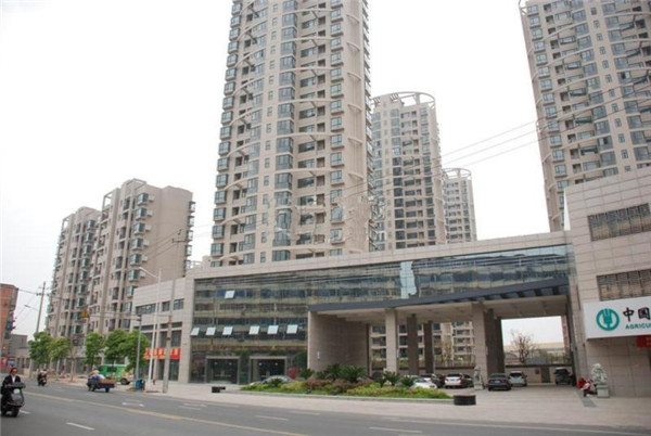 南昌市青云明珠小區(qū)面積18萬(wàn)方（小區(qū)），2017年榮獲南昌市示范小區(qū)榮